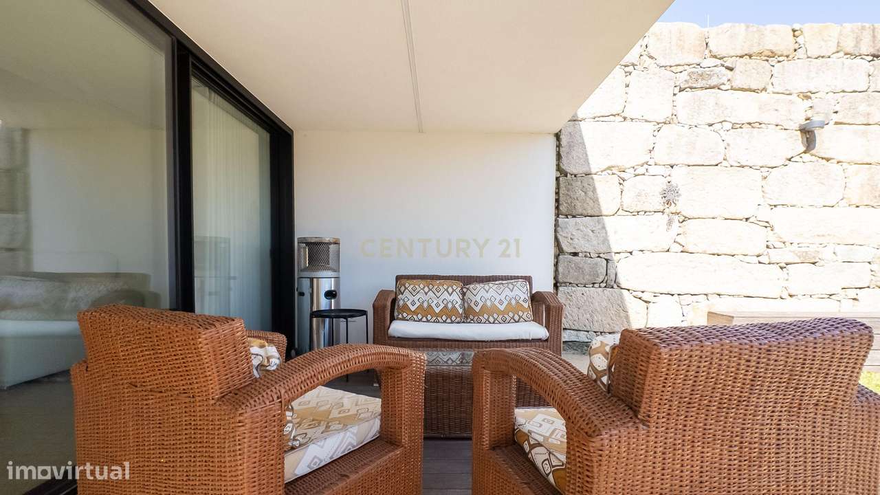 Moradia de Luxo | Construída em 2023 | Design Contemporâneo com Piscin-22