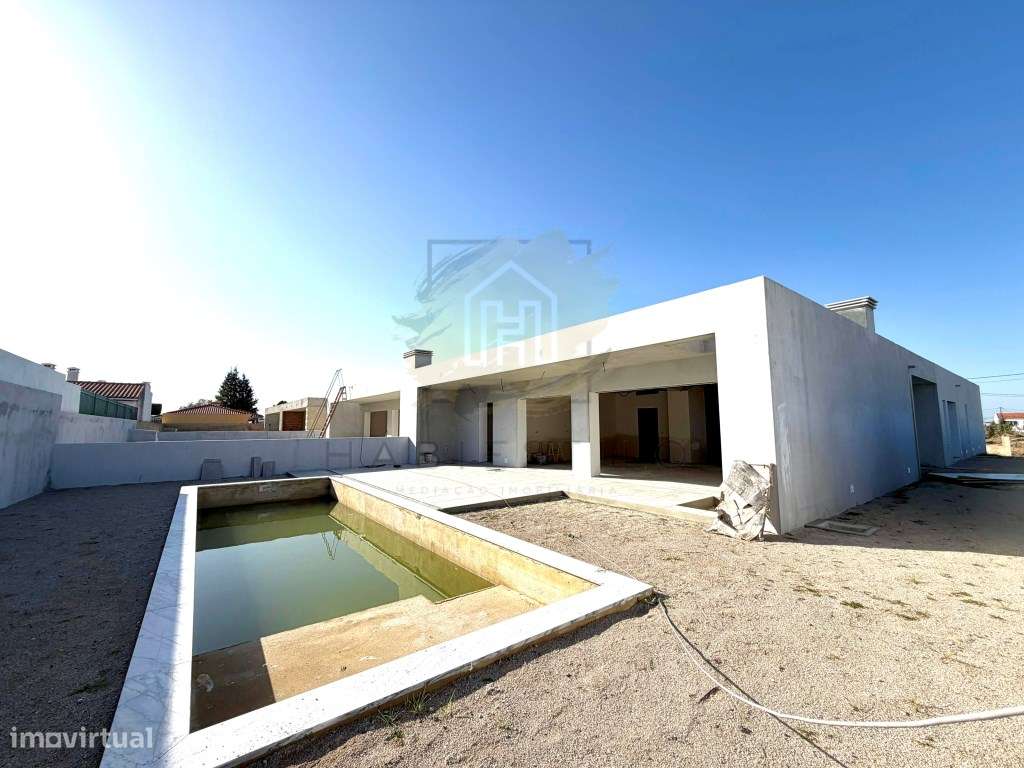 Moradia nova com excelentes áreas - Grande imagem: 2/23