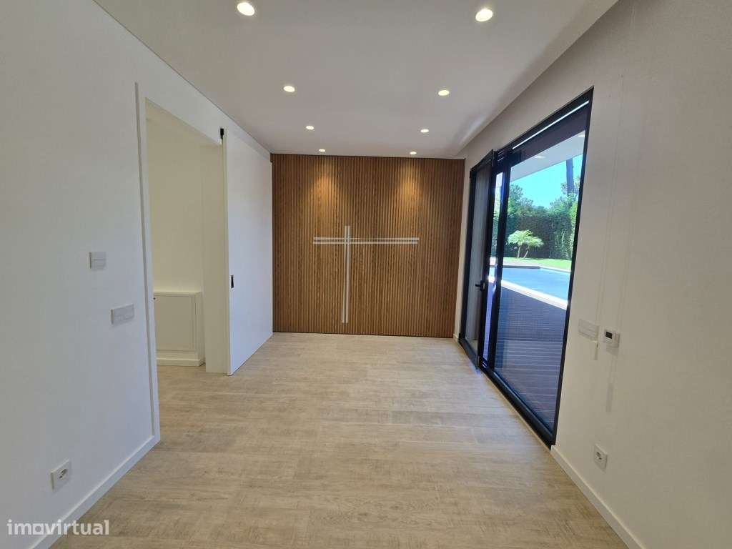 Moradia isolada T4, arquitetura contemporânea com garagem e piscina...-23