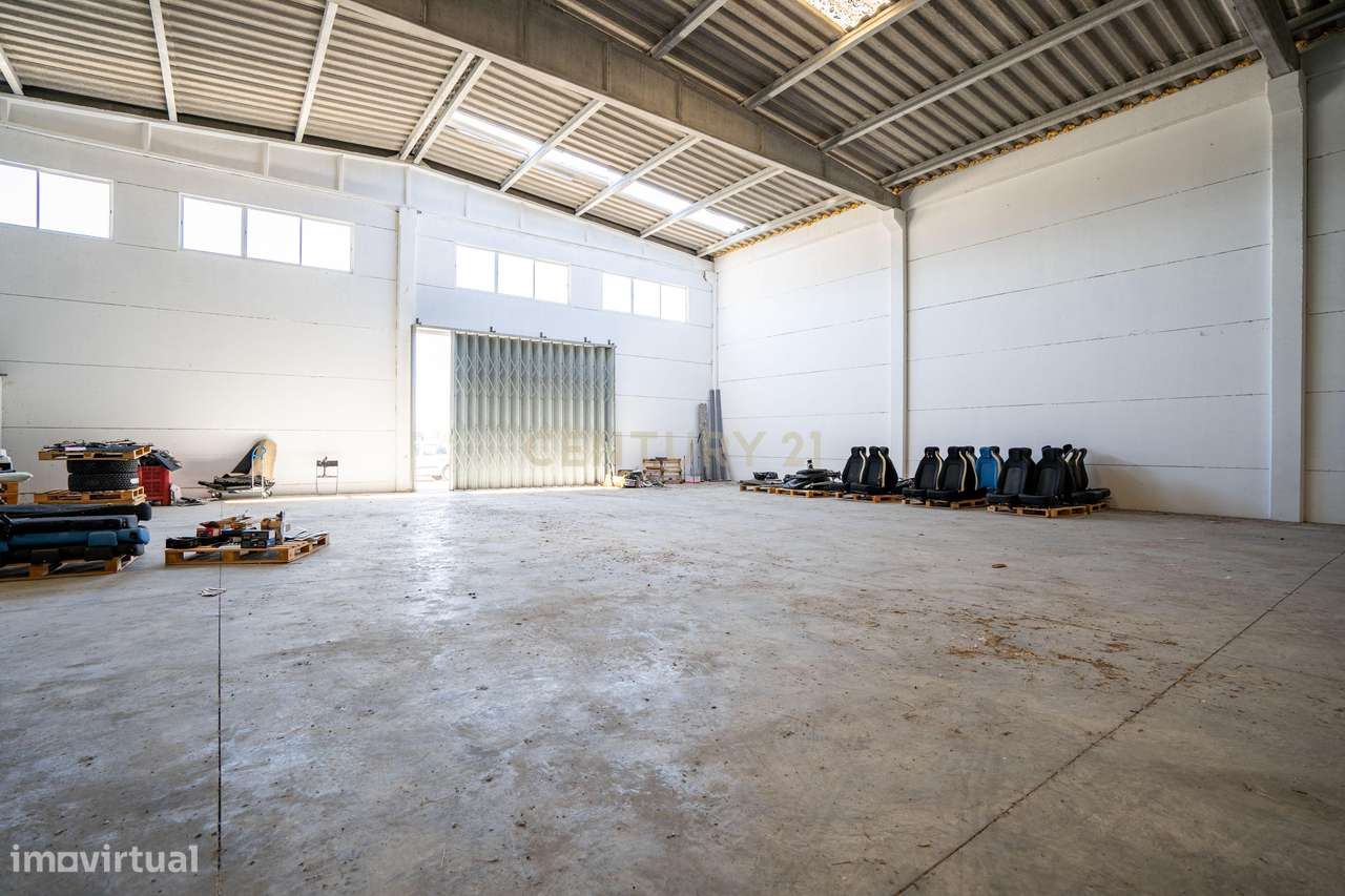 Armazém espaçoso e versátil com excelente localização - Grande imagem: 5/16