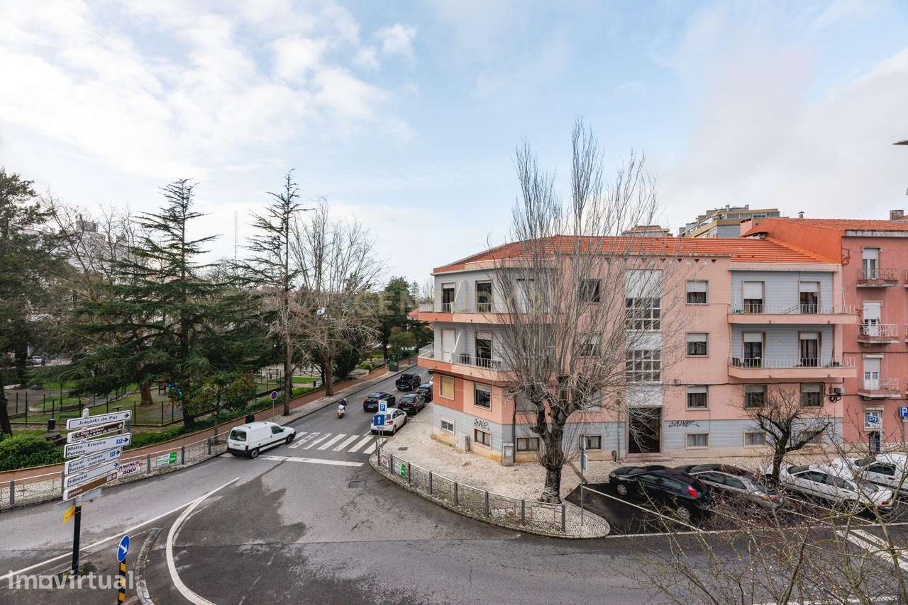 Apartamento T2 Renovado no Coração da Portela de Sintra-18