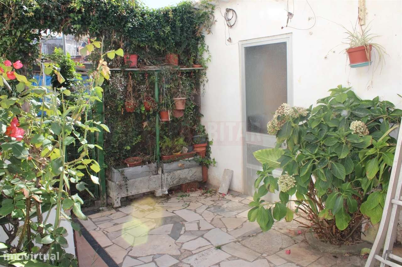 Apartamento T2 com Terraço e Anexo | Olivais-25