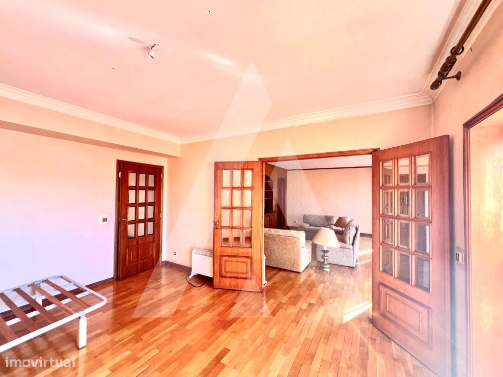 Apartamento T4 Duplex no centro de São João da Madeira-7