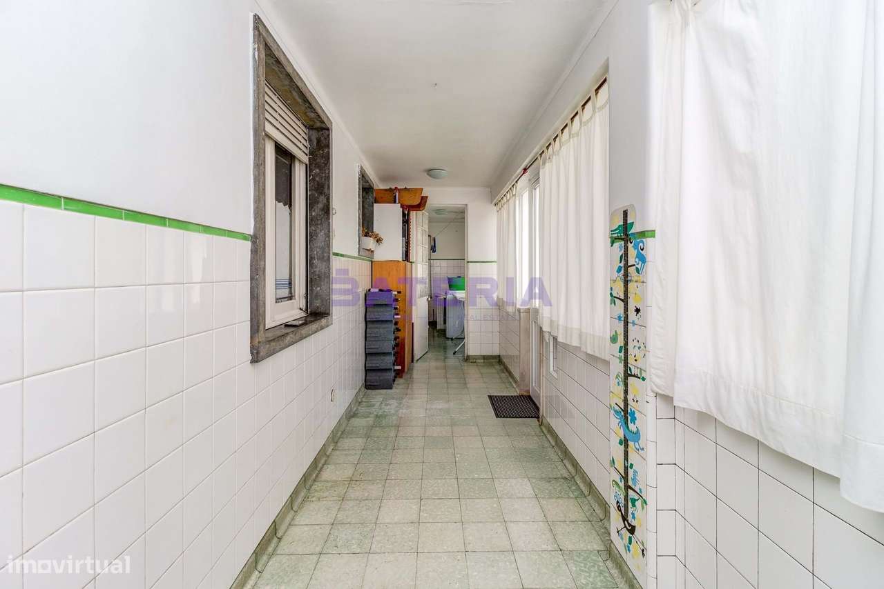 Moradia Independente T5 em Linda-a-Velha-12