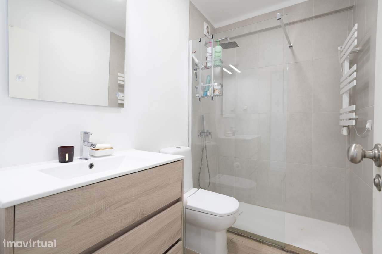Apartamento T2 Remodelado com Vista Desafogada sobre o Tejo no Centro-19