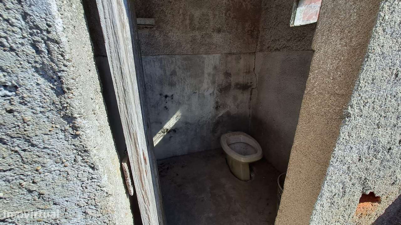 Moradia T2 para Reconstrução no Centro de Almalaguês-21
