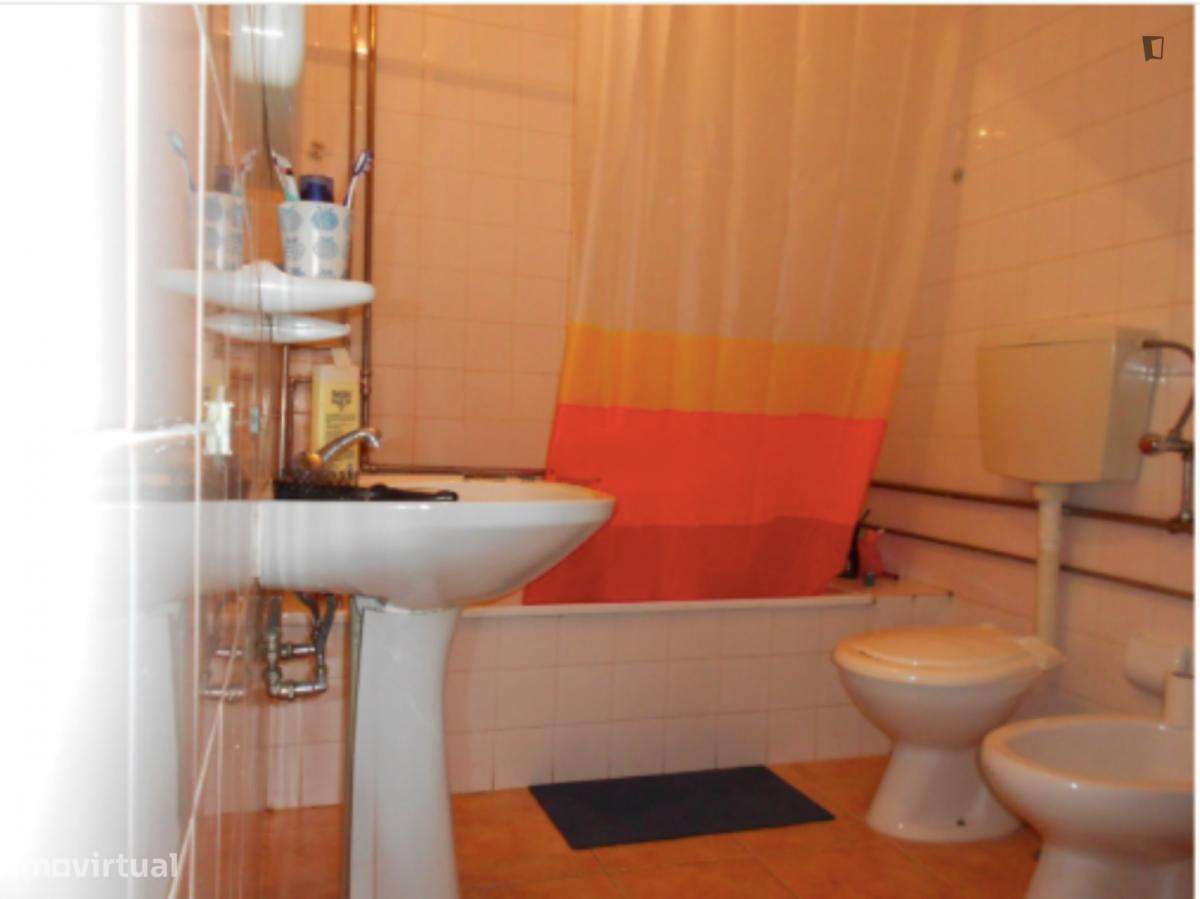 Quarto - localizado em Covilha - Grande imagem: 5/8