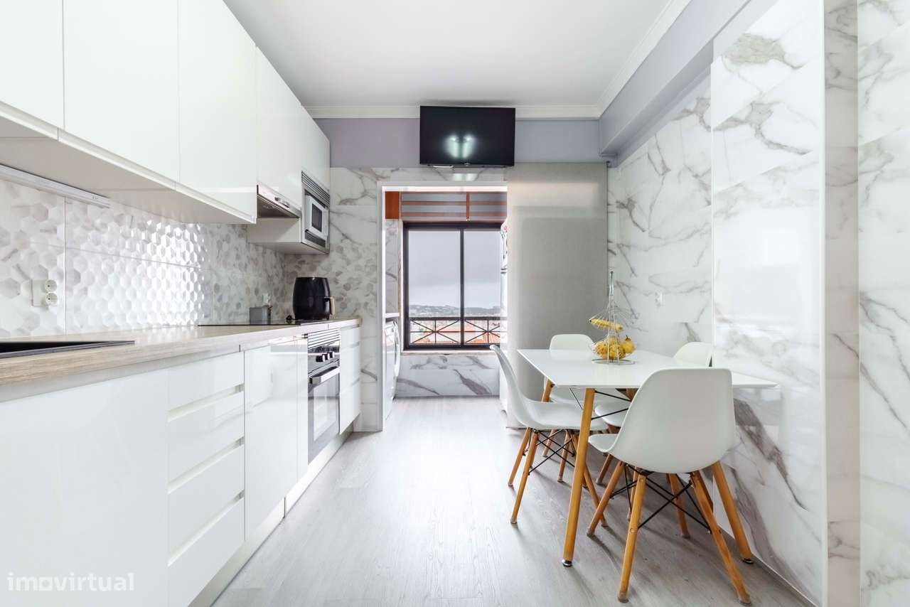 Apartamento T2 Remodelado c/ Lugar de Estacionamento em Mem Martins, S-13