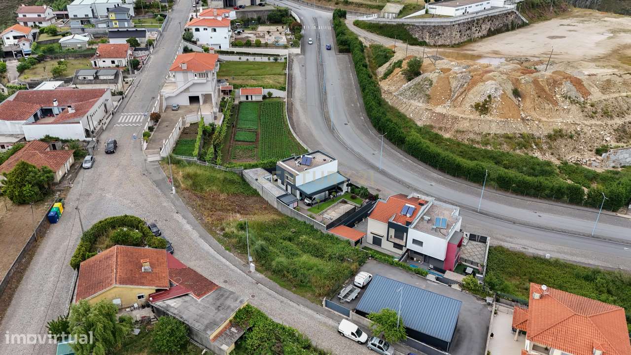 Terreno Urbano de 242m2 com viabilidade para construção de Moradia V3-23