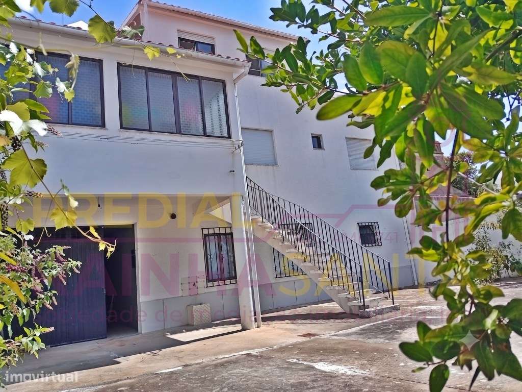 Moradia com terreno no centro de Alpiarça, Santarém.-2