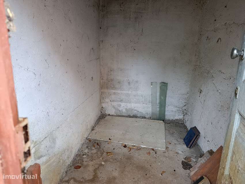 Moradia T3 geminada, com quintal, em Santa Clara, Coimbra-24