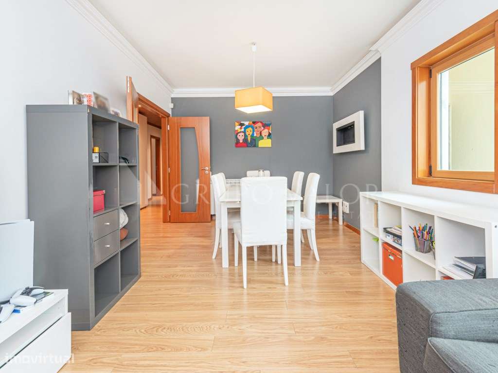 Apartamento T2 com terraço e lugar de parqueamento - Rio de Mouro - Grande imagem: 2/22