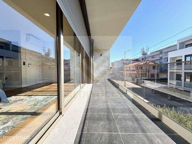 Moradia T4 de Luxo com Piscina e Jardim em Esmoriz-38