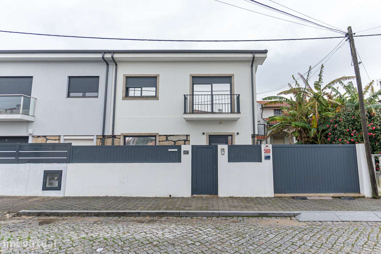 Moradia T4+1 renovada com anexo e jardim em Canidelo-22