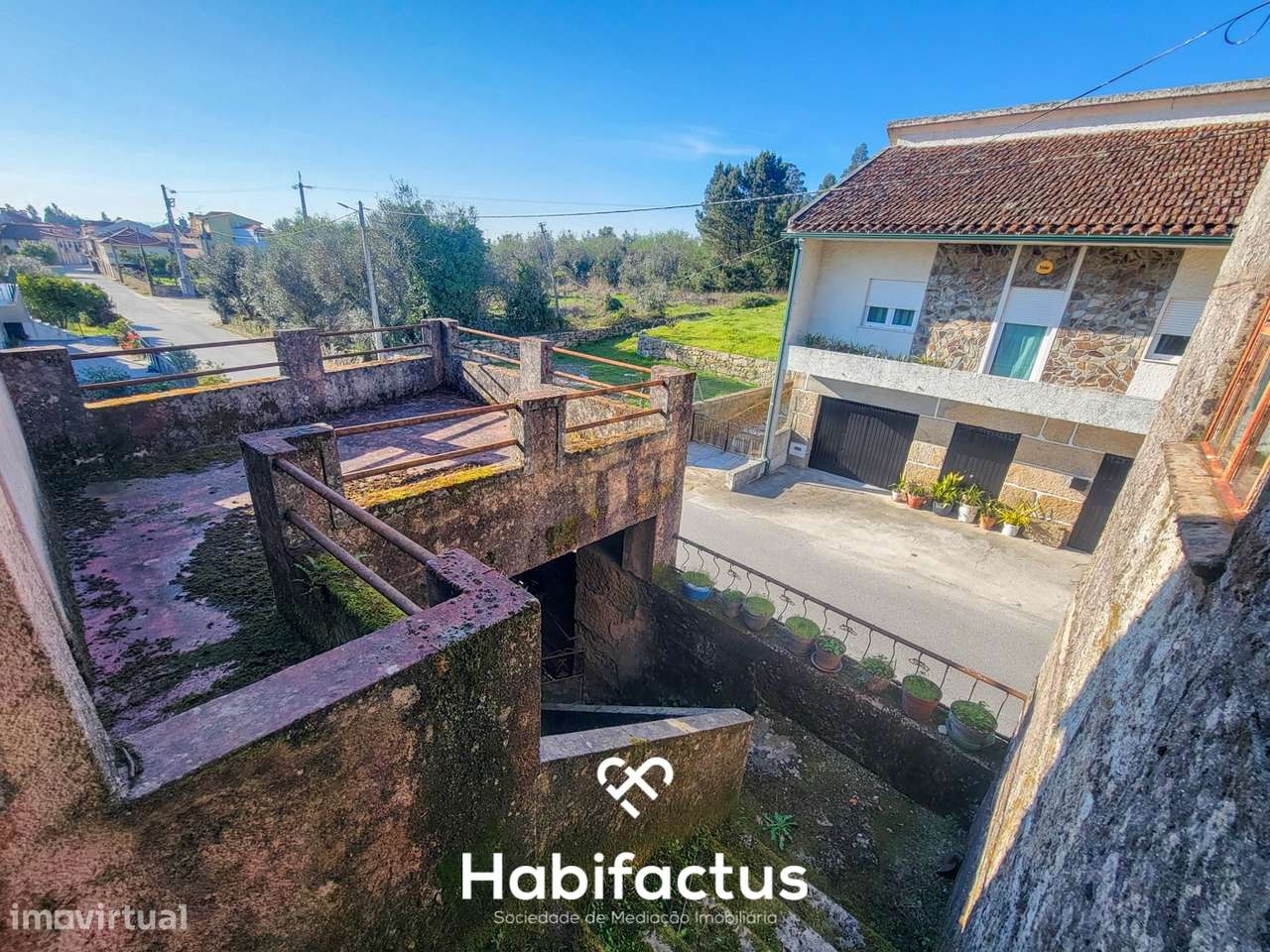 Moradia Isolada T3, para reconstrução com terraço e terreno de 1.828 m-11