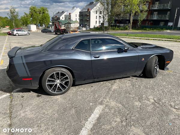 Dodge Challenger - 10