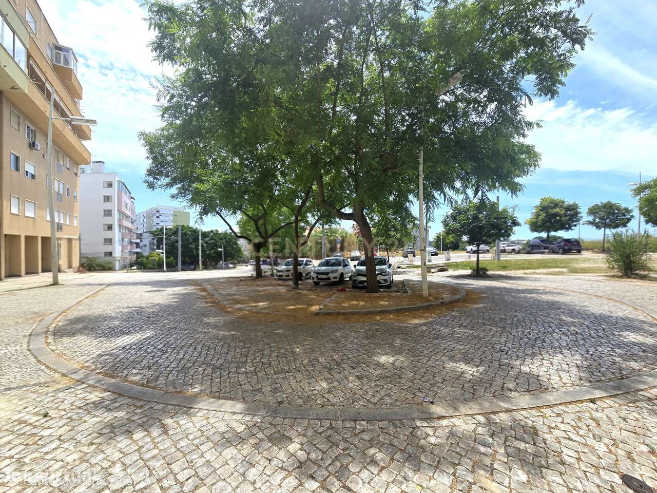 Apartamento T1 na Ramalha em Almada com Varandas e Elevador-23