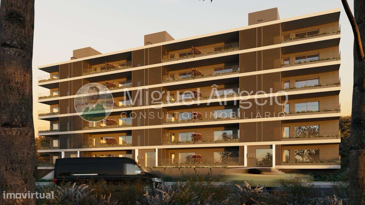 T2  com suíte e varanda no Egas Moniz IV — acabamentos premium - Grande imagem: 5/13