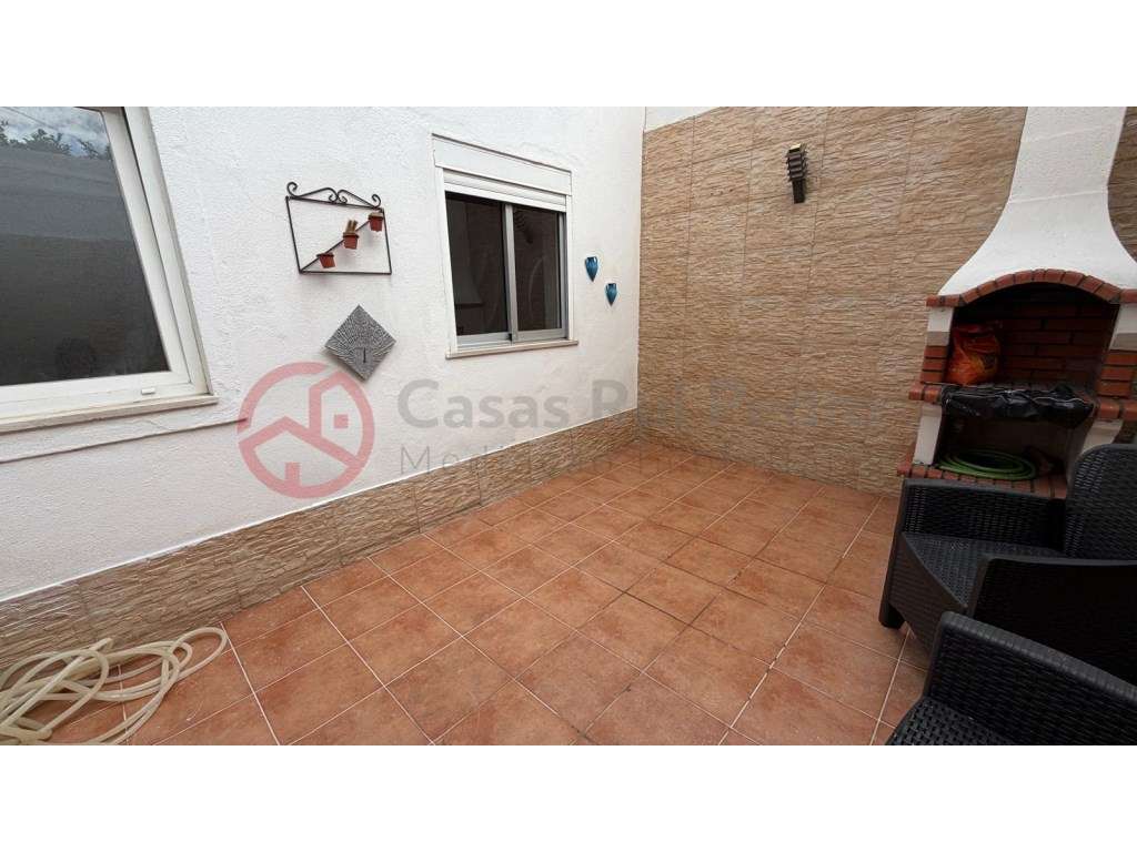 Apartamento T2 com logradouro e churrasqueira na Cova da Piedade, A...-5
