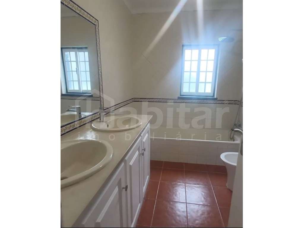 Moradia com Garagem, Piscina e Jardim - Excelente Oportunidade!-15