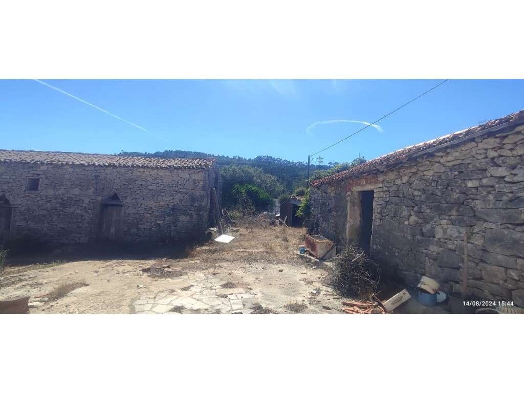 Casas em pedra, localizadas em plena serra D´Aire e Candeeiros, - Grande imagem: 4/27