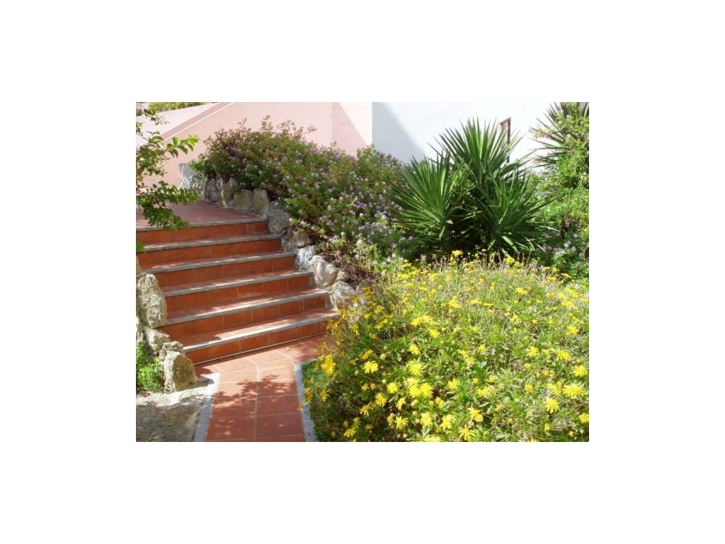 T2 remodelado em condomínio com piscina e campo de ténis-17