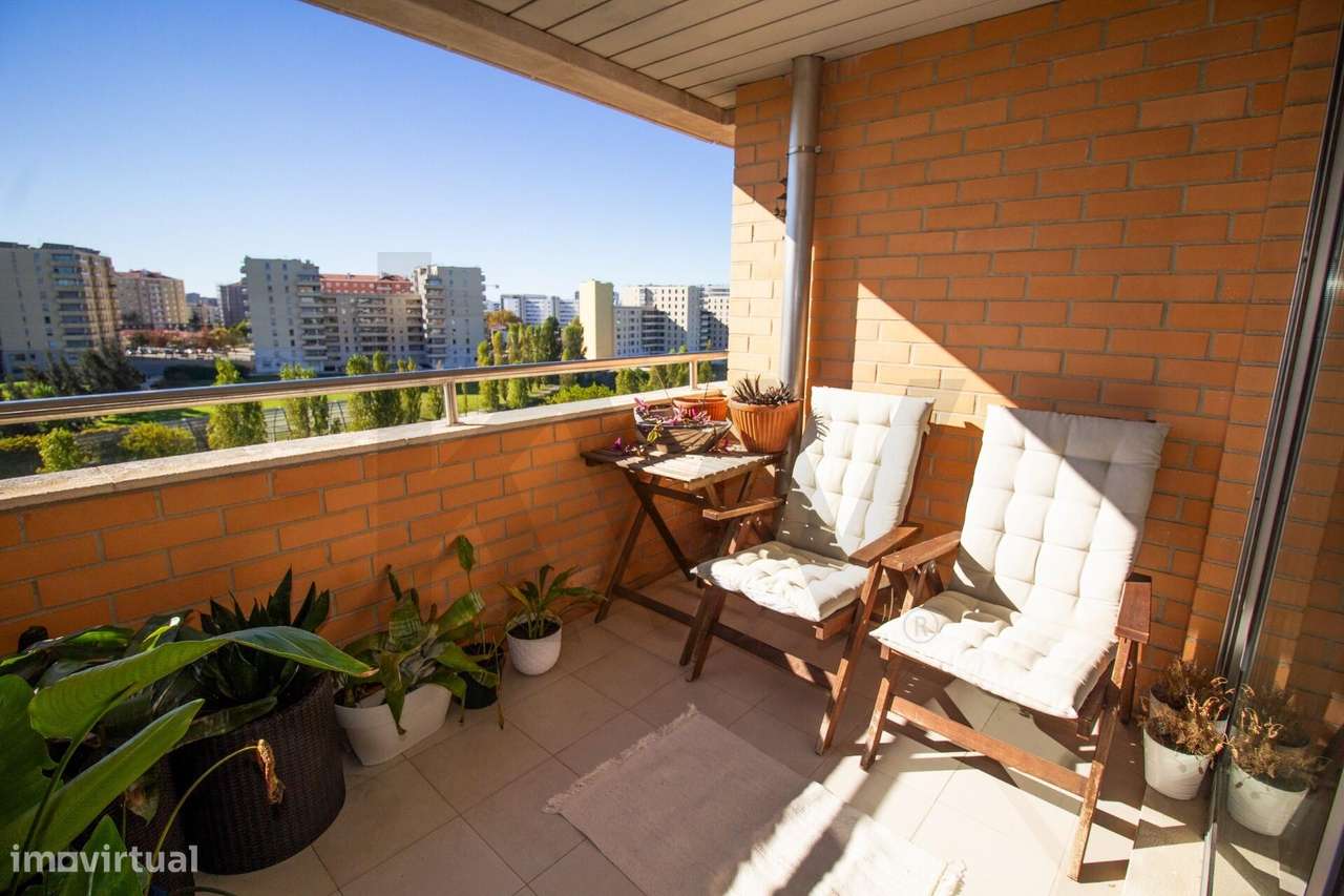 Excelente Apartamento T3 com Varanda e Vista para o Parque Oeste na Al - Grande imagem: 1/44