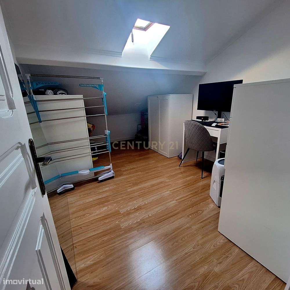 Apartamento T2, inserido num 5ª andar, sem elevador, no centro de Alma - Grande imagem: 4/13