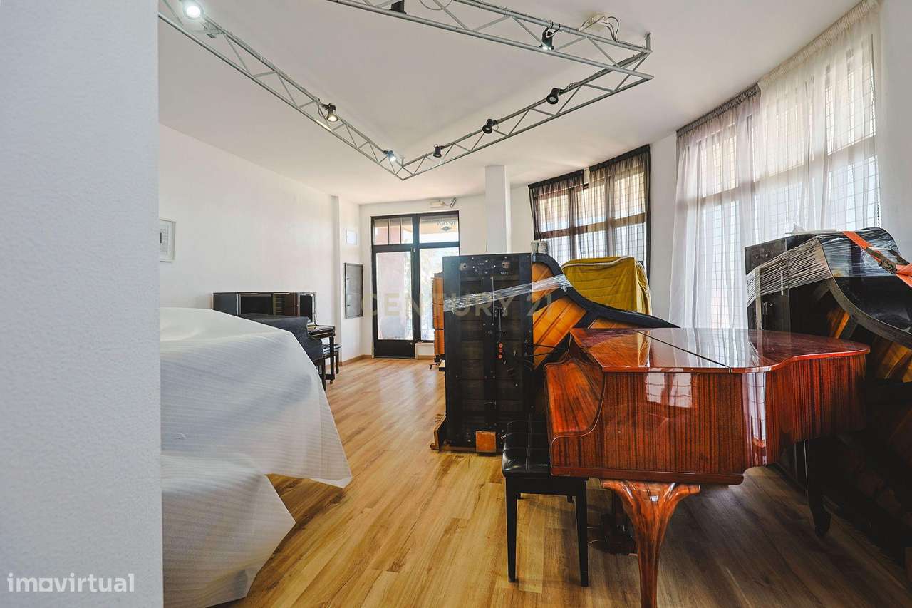 Espaço comercial à venda em zona premium com várias montras, junto à p-9