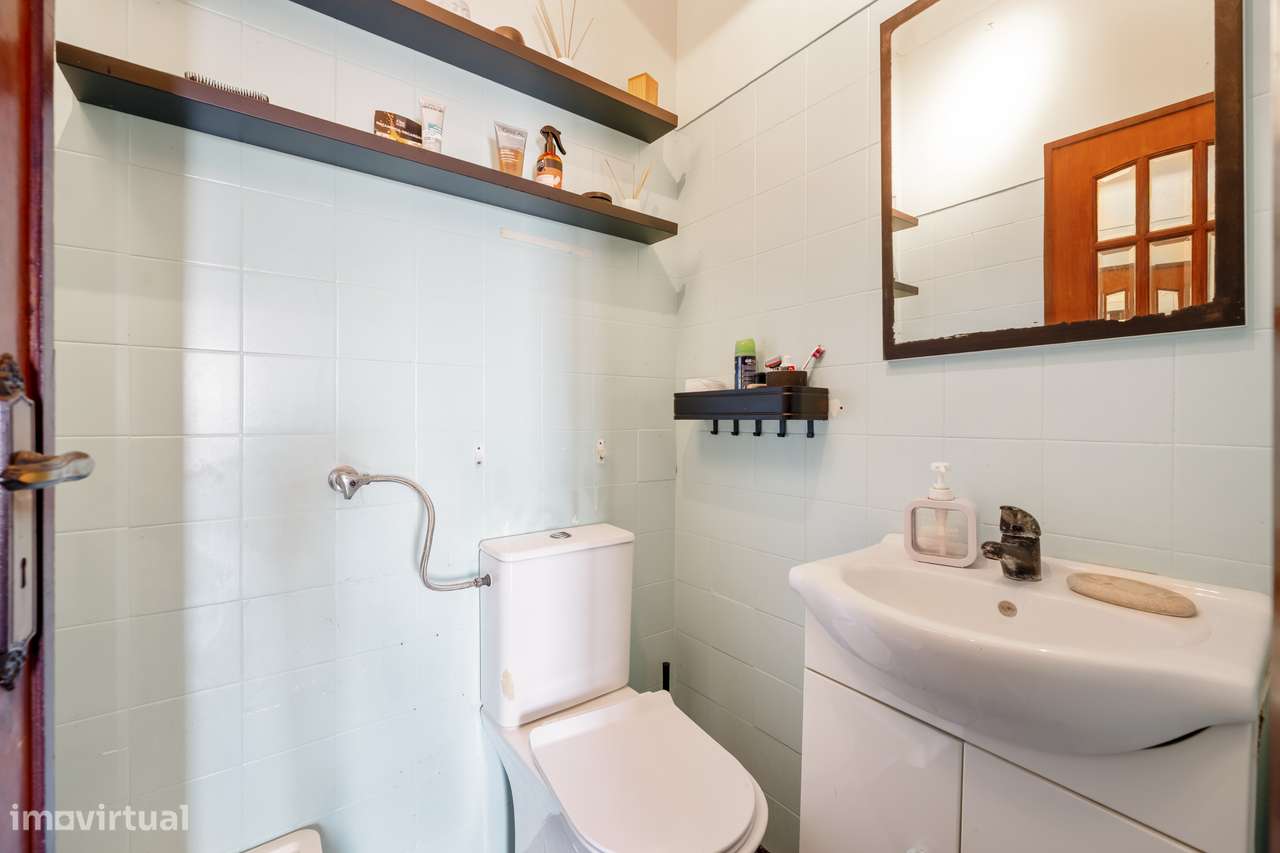 Apartamento T3 Transformado em T2 com Vista sobre o Rio Tejo-9