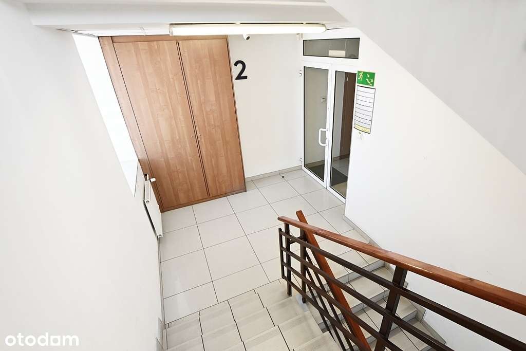 Niezależny budynek biurowy z parkingiem.-5