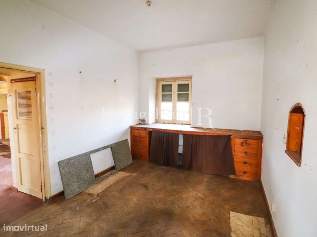 Quinta com casa de habitação T5 e diversas construções-39