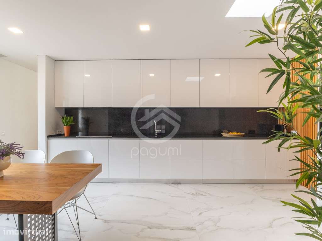 Moradia Contemporânea | 1.470 m² | A 1 Minuto da A4-13