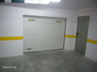 Garagen e estacionamento em Almada, Almada