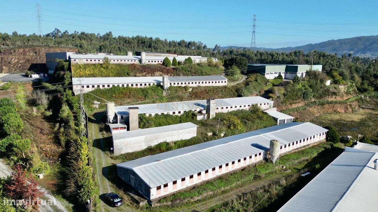 Lote 12.750 m² com 5 Armazéns | Acesso imediato à A41 | Oportunidade Ú-2