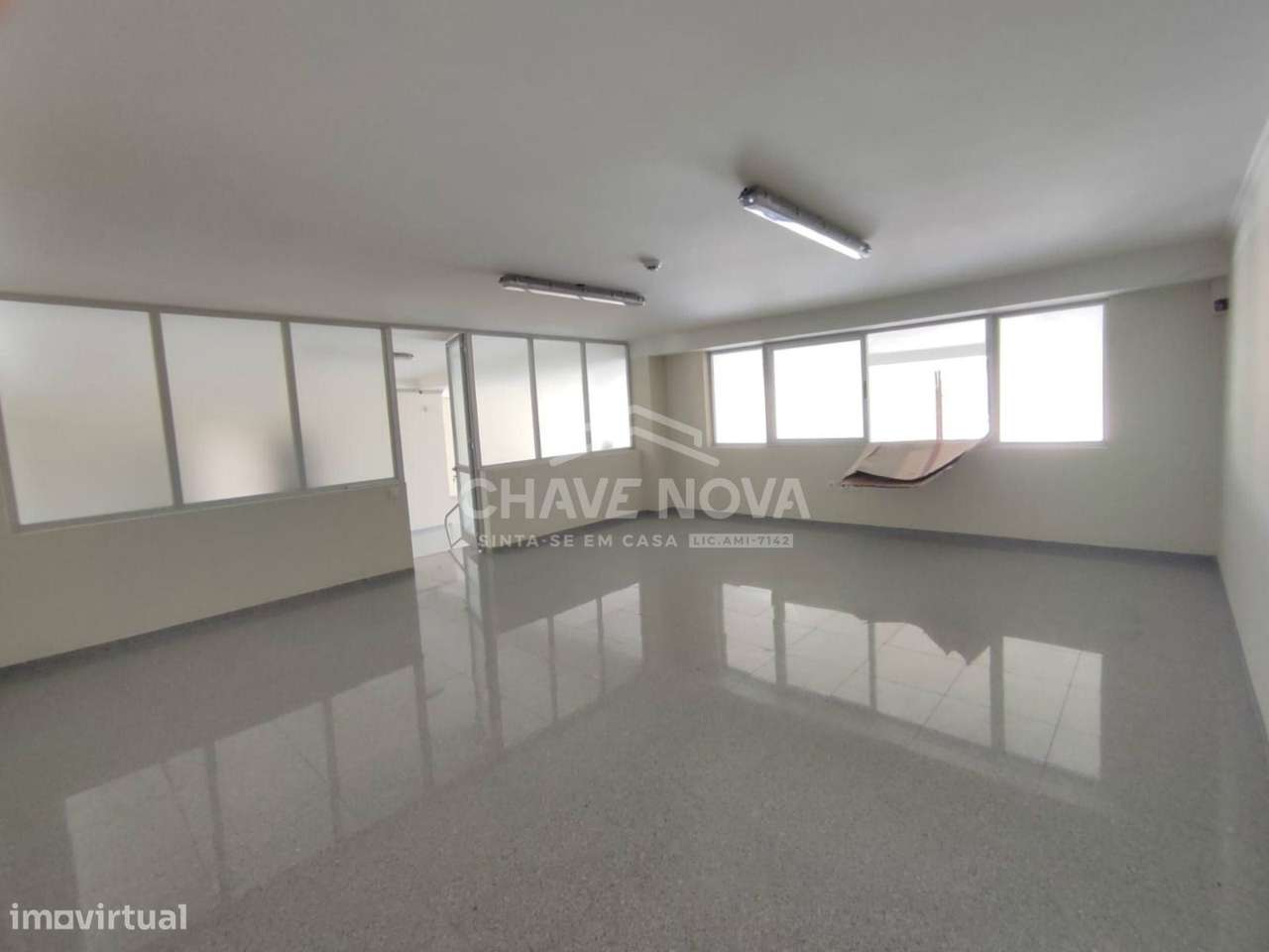 Loja ampla e luminosa a 500m da Rotunda da Boavista, Porto - Grande imagem: 5/18