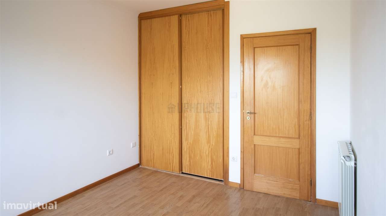 Apartamento T2 com Garagem Fechada - A Dois Minutos do Centro de Viseu-9