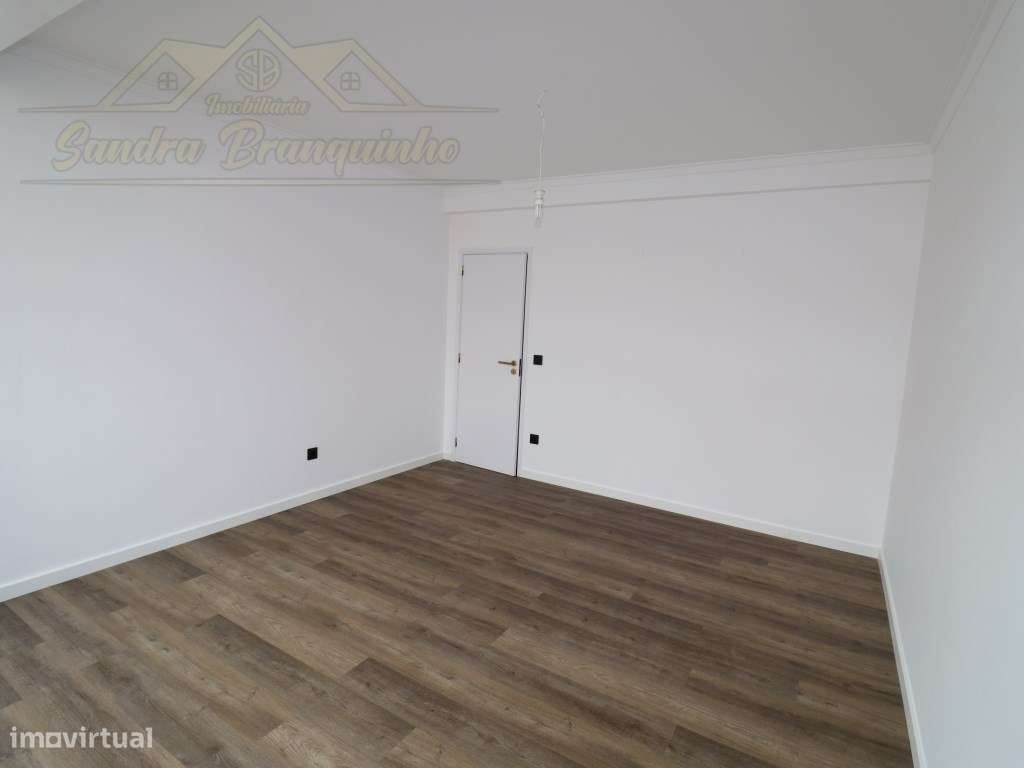 Apartamento T2 RENOVADO em Santa Cruz-16