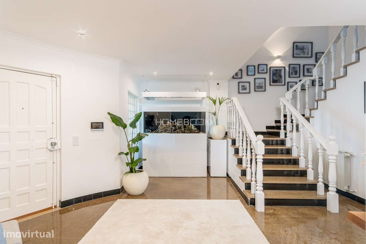 Moradia T5 renovada em condomínio fechado com piscinas, campo de ténis-4