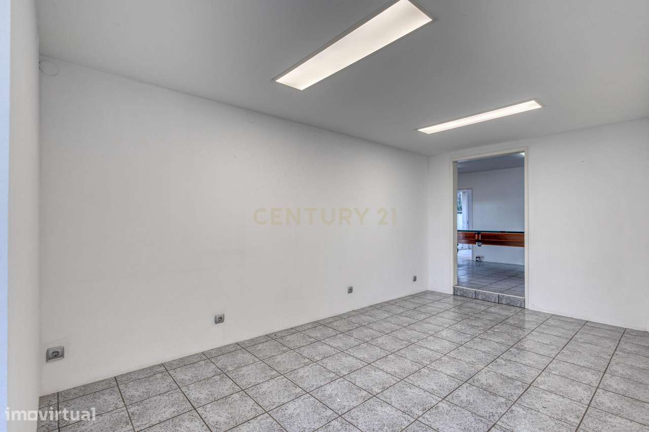 Moradia T3 com 4 frentes e garagem junto a igreja da Santa Rita-8