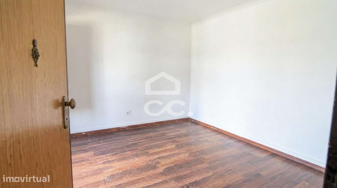 Prédio para investimento em Torres Novas com 3 apartamentos T0 e T1 em-12