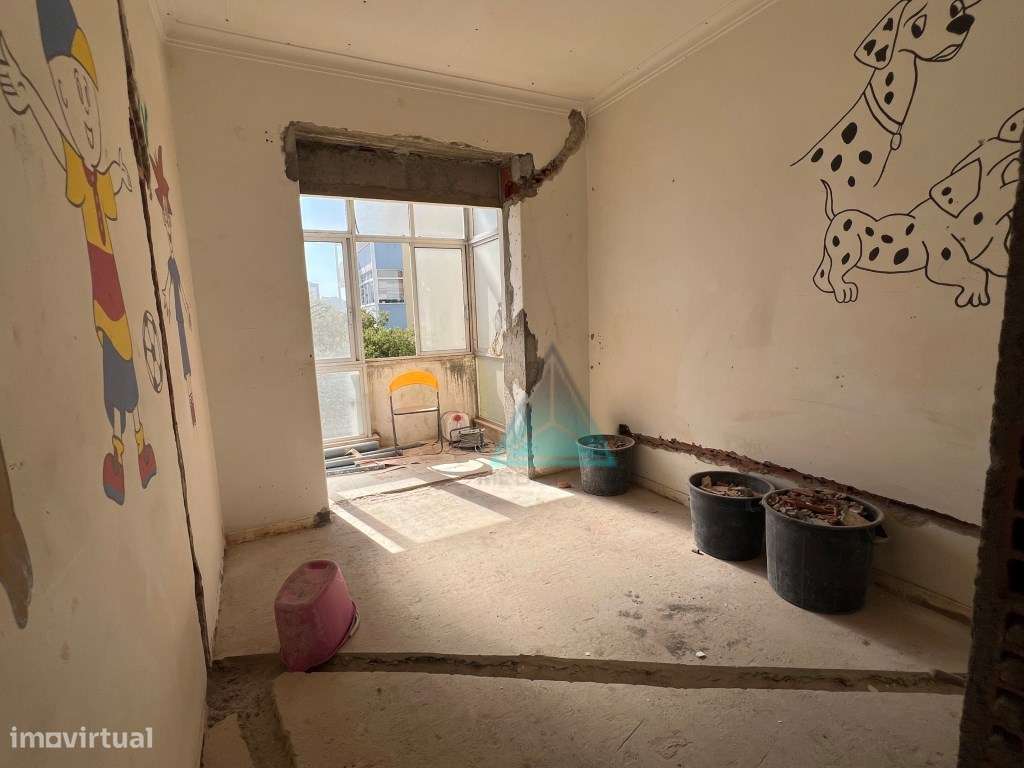 Apartamento T3 em remodelação Cova da Piedade situado num 2º andar ...-9
