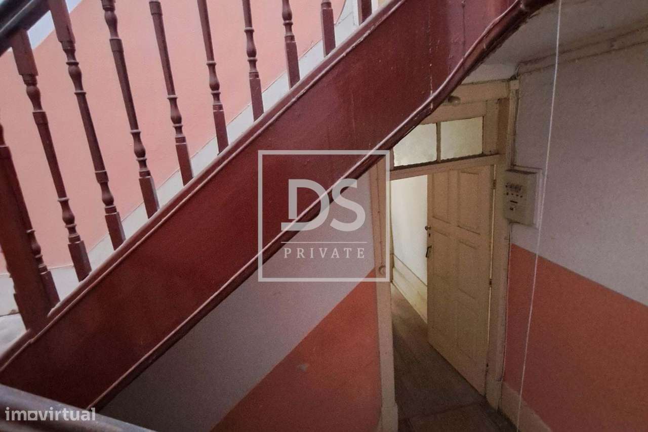 Prédio para Renovação na Sé do Porto – Oportunidade Única no Coração H-7