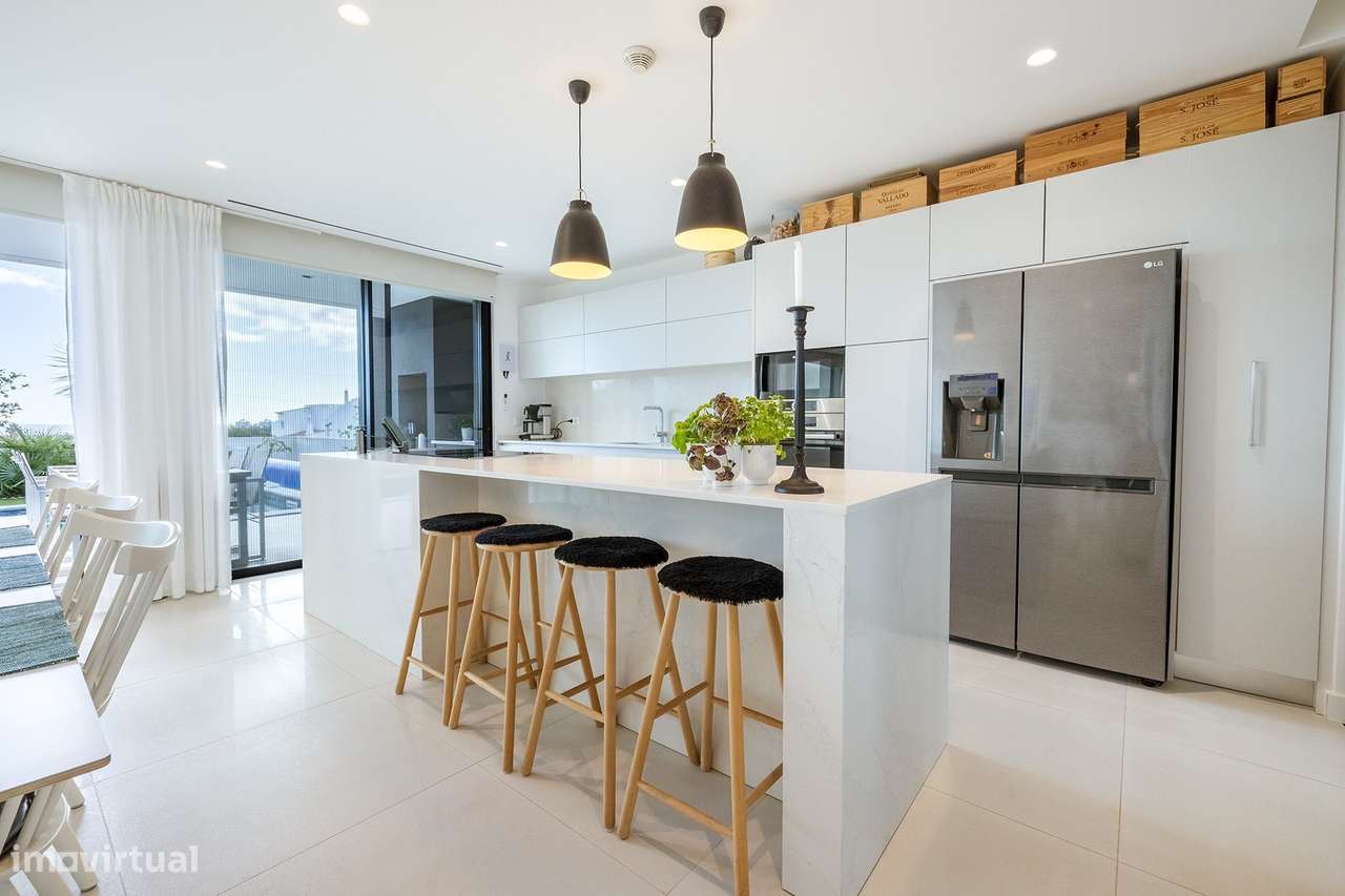 MODERNA E LUXUOSA MORADIA T3 COM PISCINA E GARAGEM PERTO DA MARINA DE-10