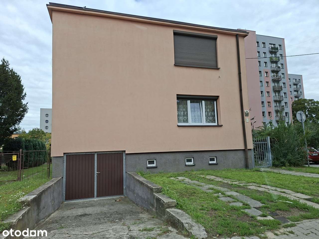 Na sprzedaż -Połowa domu na parterze z garażem i ogrodem Amelung-1