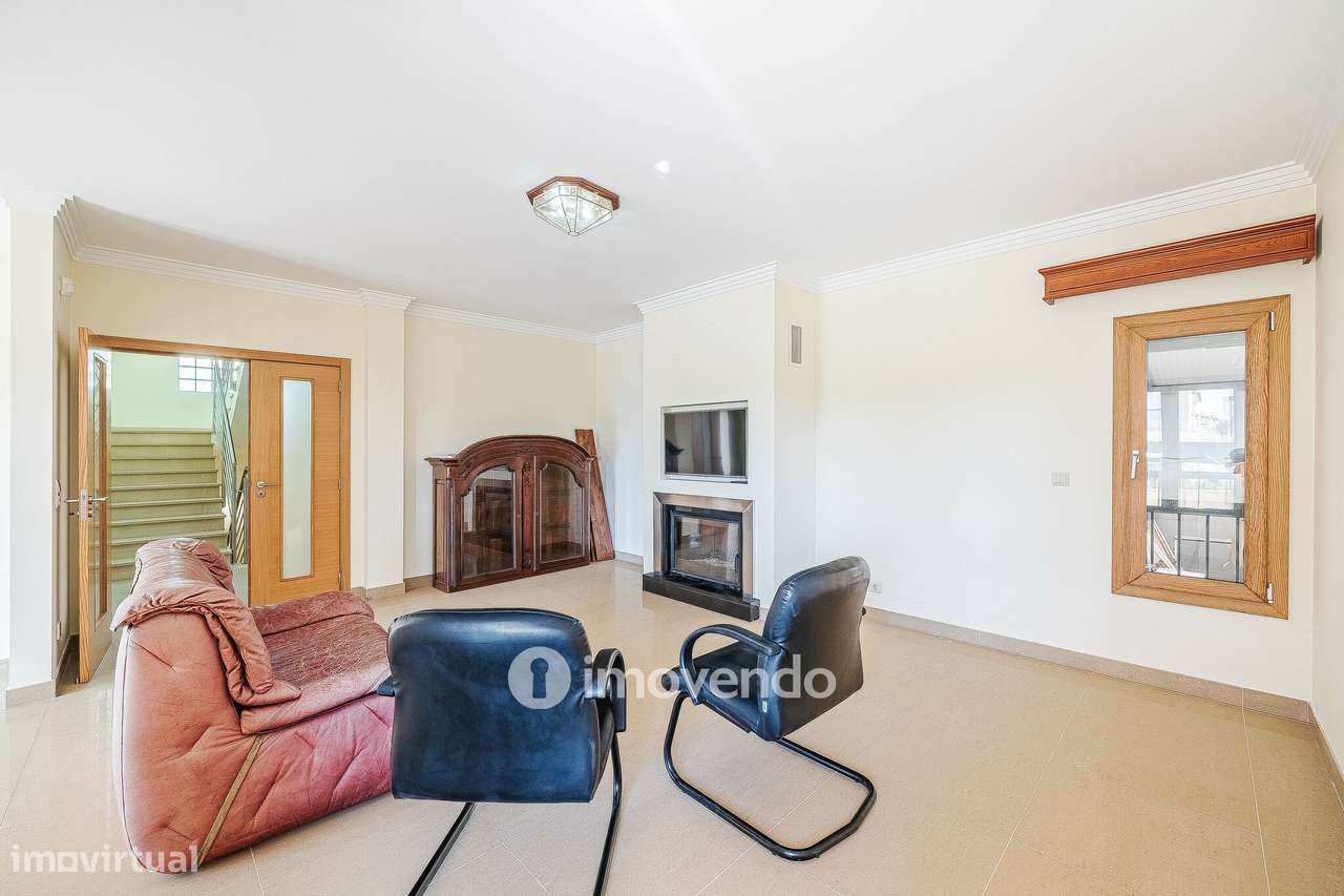 Moradia T4, com condomínio com piscina, em Almargem do Bispo-8