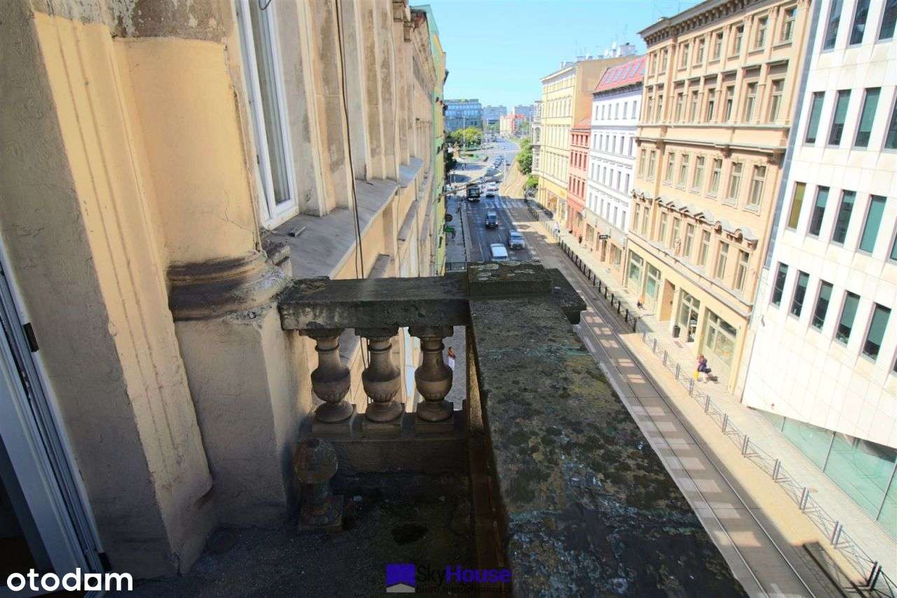 Kawalerka z antresolą i balkonem przy Rynku-12