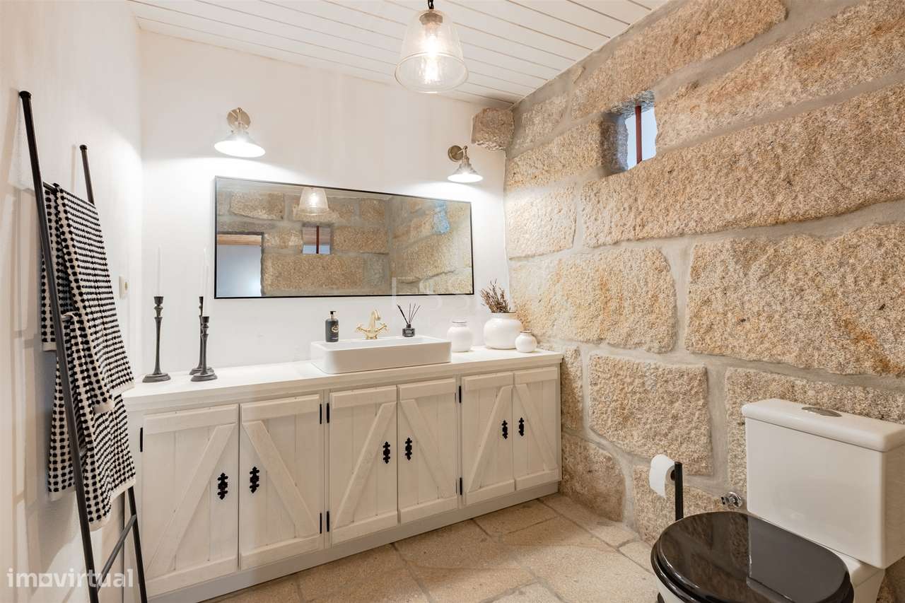 Moradia T3 Rústica Reabilitada com Charme e História no Minho-22