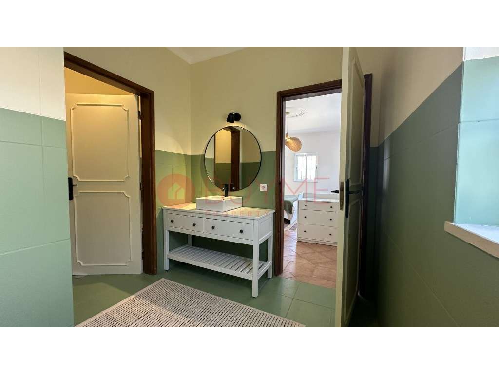 Moradia V4 Exclusiva com Piscina, Jacuzzi e Amplos Jardins em Almancil-25