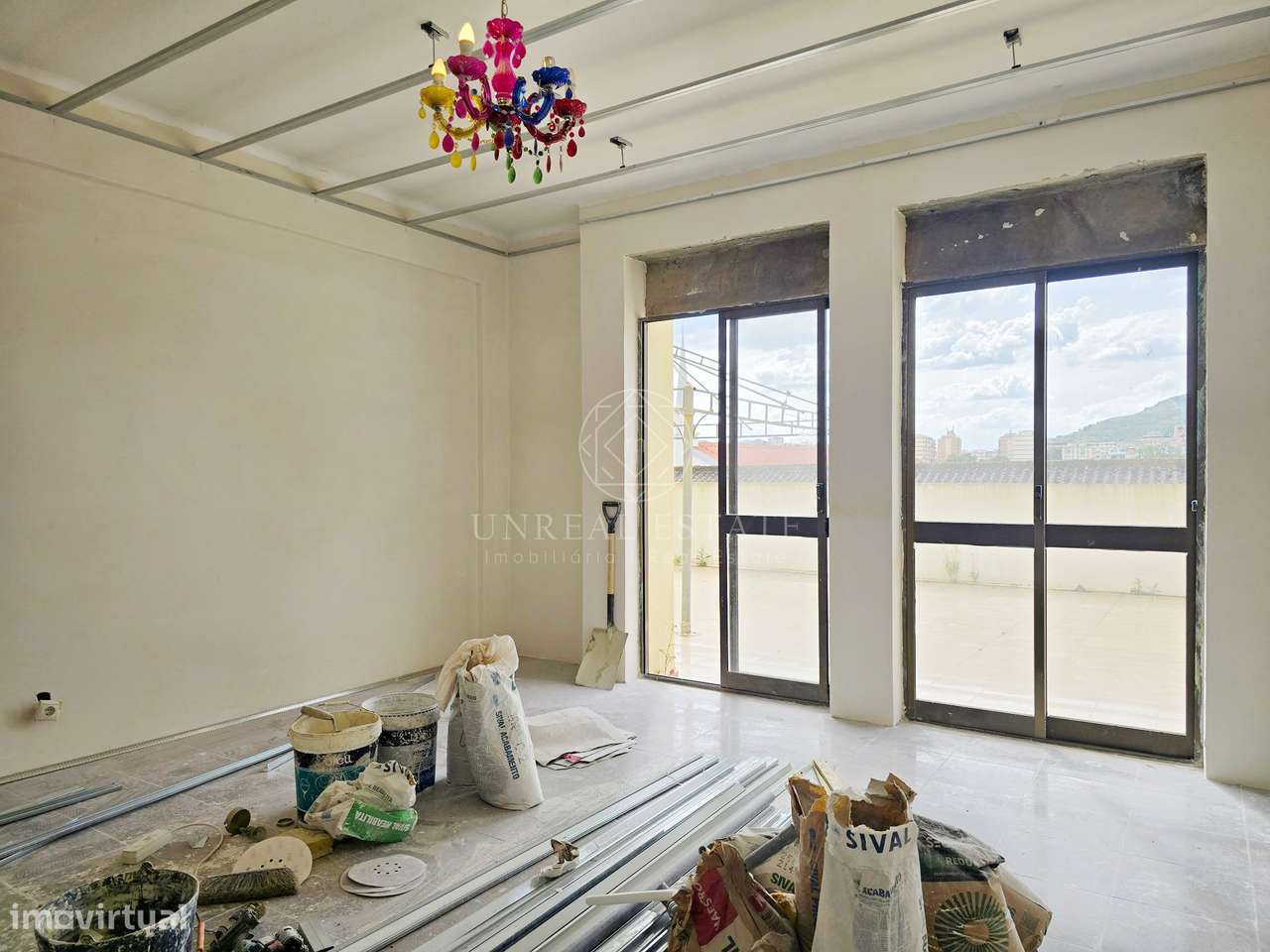 Apartamento T3 em Remodelação com Terraço de 80 m² e Parqueamento | Se-17